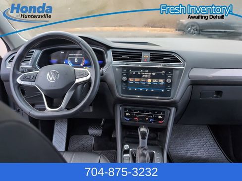 Used 2023 Volkswagen Tiguan SE w/ Panoramic Sunroof Package image 16