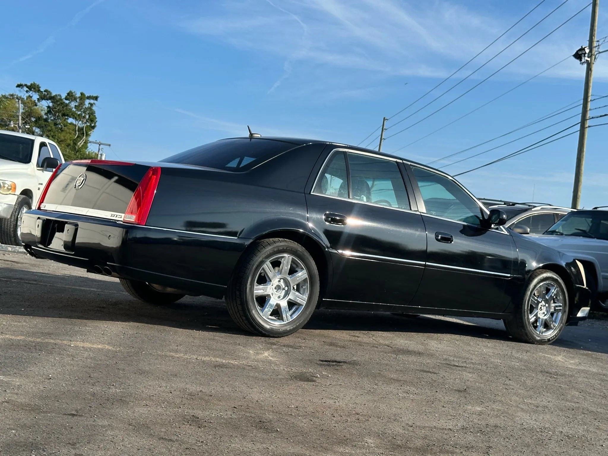 Used 2007 Cadillac DTS Luxury I w/ Sun And Sound Package FWD image 3