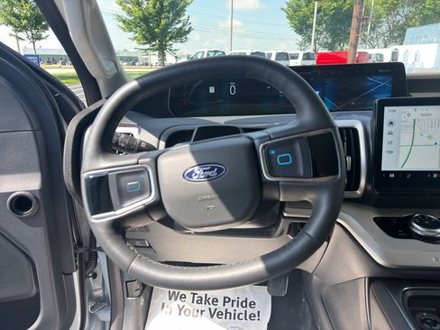 Used 2025 Ford Expedition Active AWD/4WD image 12