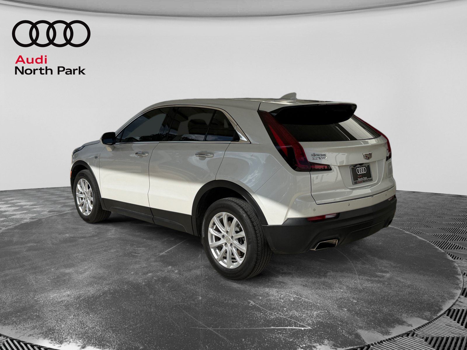 Used 2023 Cadillac XT4 Luxury w/ Cold Weather Package FWD image 3