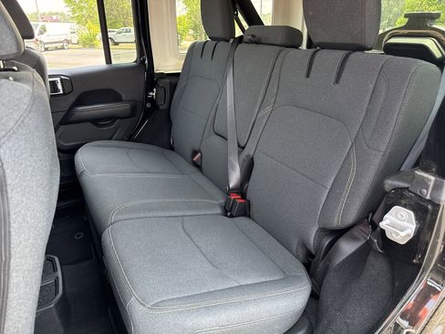 Used 2025 Jeep Wrangler Unlimited Sahara w/ Safety Group AWD/4WD image 18
