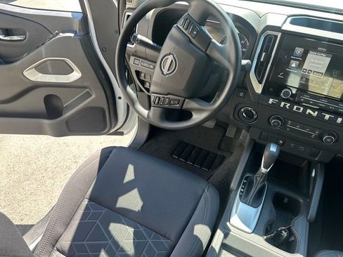 Used 2025 Nissan Frontier SV image 18