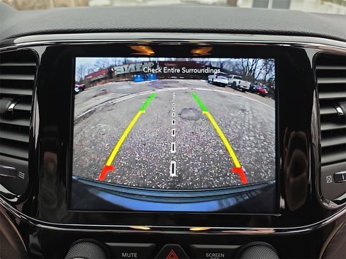 Used 2021 Jeep Grand Cherokee Laredo image 23