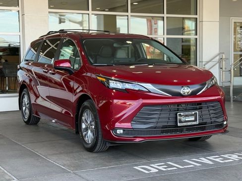 New 2026 Toyota Sienna XLE image 6