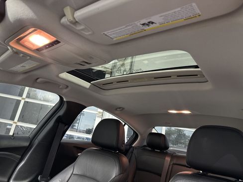 Used 2018 Chevrolet Cruze Premier FWD image 25