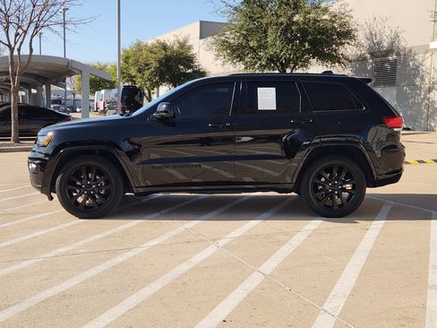 Used 2020 Jeep Grand Cherokee Altitude image 3