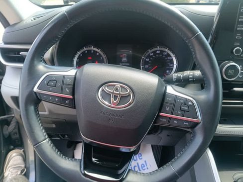 Used 2020 Toyota Highlander LE AWD/4WD image 12