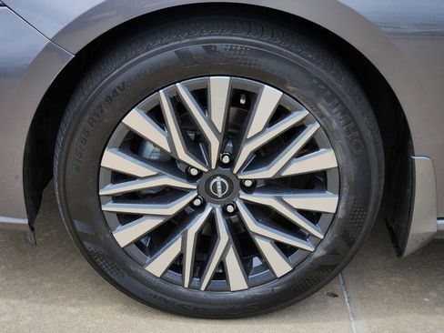 Used 2024 Nissan Altima 2.5 SV FWD image 16