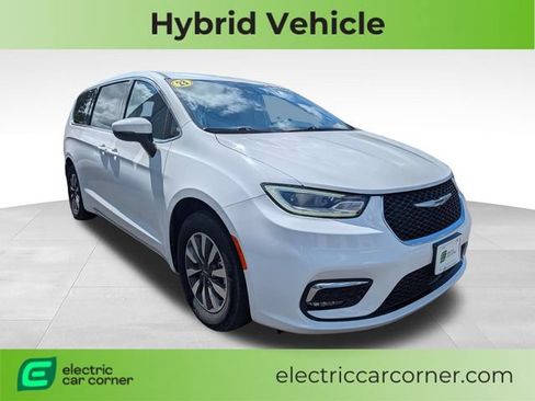 Used 2023 Chrysler Pacifica Touring-L FWD image 1