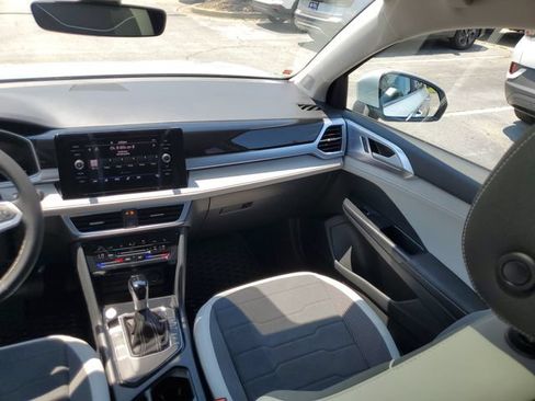 Used 2025 Volkswagen Taos SE w/ Panoramic Sunroof Package FWD image 9