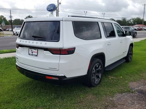 Used 2023 Jeep Wagoneer L Series III w/ Preferred Equipment Group AWD/4WD image 3