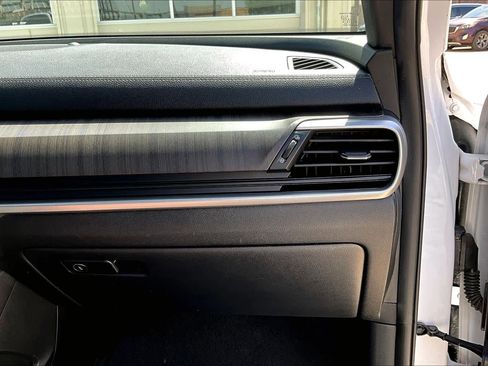 Used 2023 Kia Telluride EX w/ EX Captain's Chair Package image 17