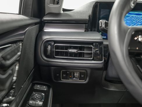 Used 2025 Lincoln Aviator AWD image 17
