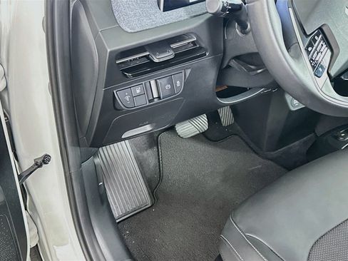 Used 2024 Kia EV6 Light RWD image 17