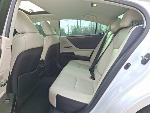 Used 2024 Lexus ES 250 w/ Premium Package image 10