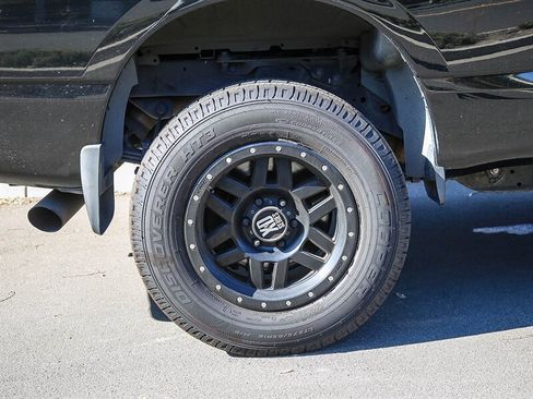 Used 2017 Nissan Titan SV image 14