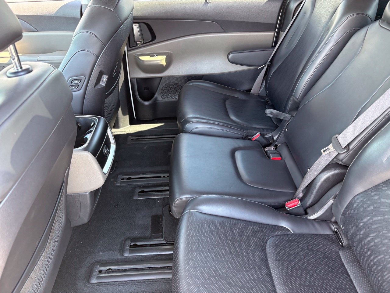 Used 2025 Kia Carnival EX FWD image 20
