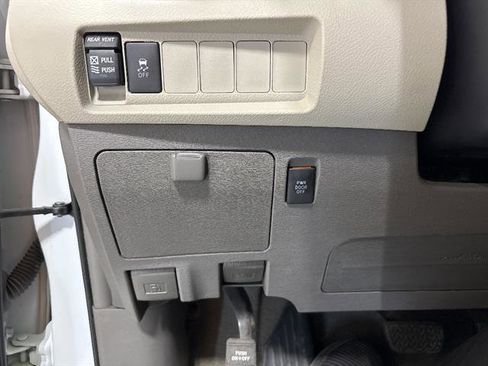 Used 2019 Toyota Sienna XLE image 16