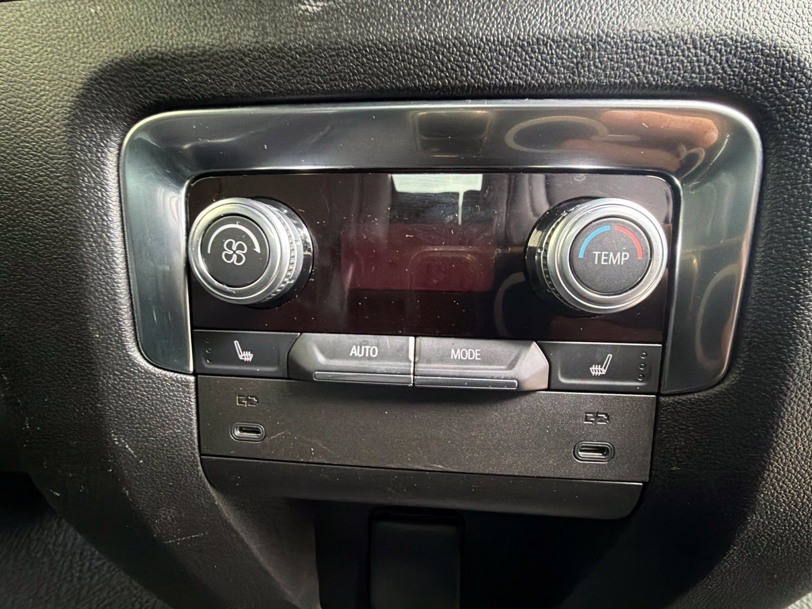 Used 2025 GMC Yukon Denali AWD/4WD image 11