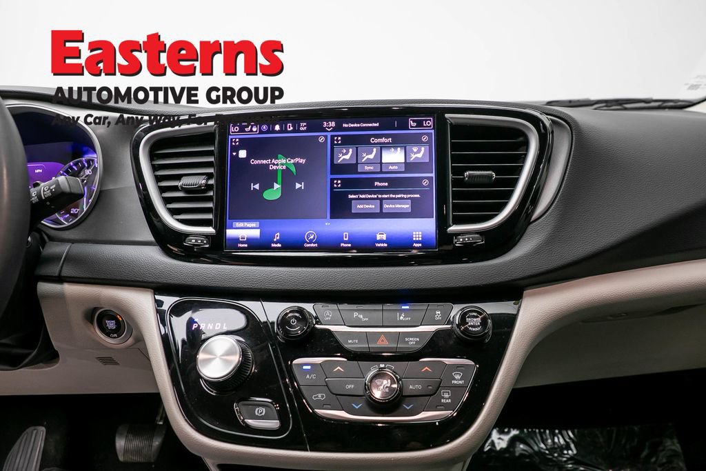 Used 2023 Chrysler Pacifica Touring-L FWD image 13