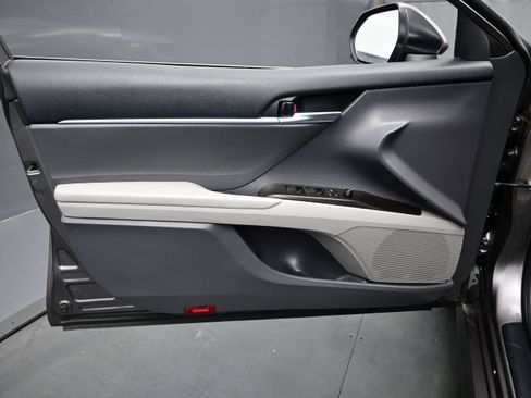 Used 2022 Toyota Camry LE FWD image 9