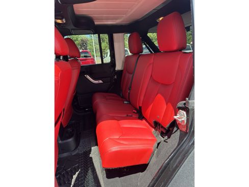 Used 2015 Jeep Wrangler Unlimited Sahara w/ Connectivity Group AWD/4WD image 15