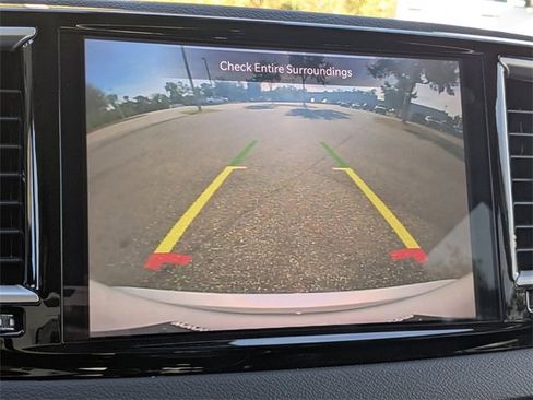 Certified 2024 Chrysler Pacifica Touring-L image 20