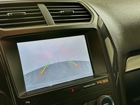 Used 2019 Ford Explorer XLT w/ Equipment Group 202A FWD image 23