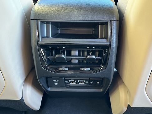 New 2025 Jeep Grand Cherokee Limited image 18