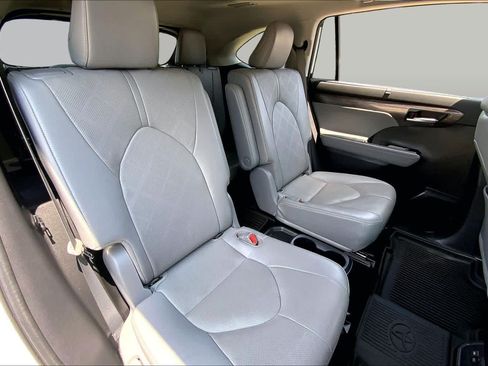 Used 2023 Toyota Highlander Platinum FWD image 20