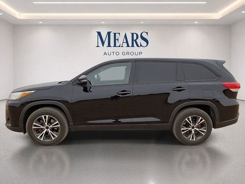Used 2019 Toyota Highlander LE FWD image 2