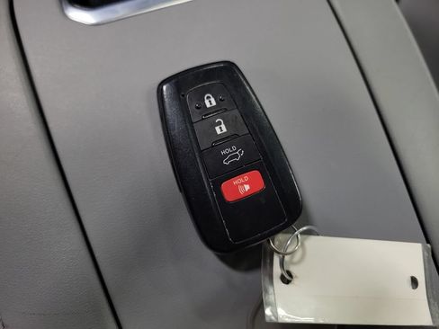 Used 2023 Toyota Highlander XLE AWD/4WD image 18