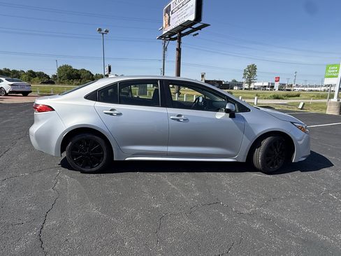 Used 2025 Toyota Corolla LE FWD image 9