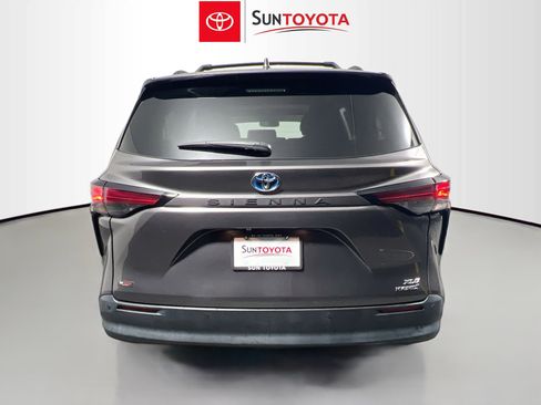 Used 2022 Toyota Sienna XLE w/ XLE Plus Package FWD image 5