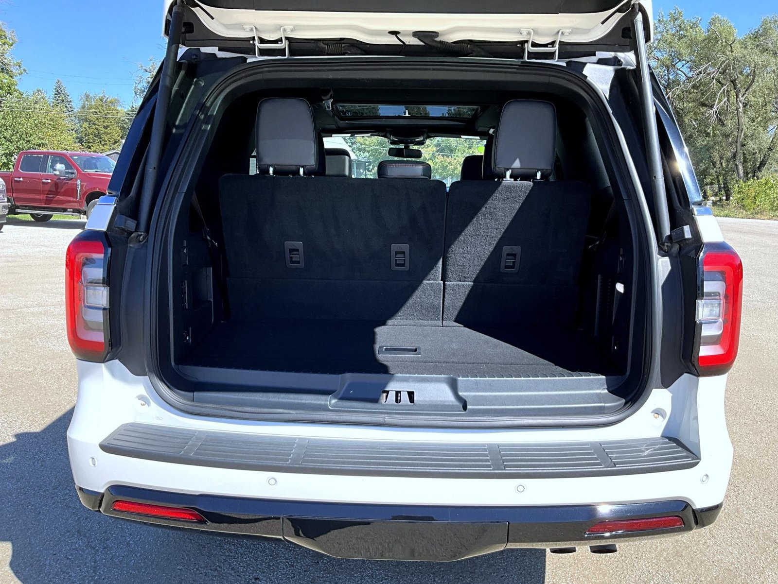 Used 2023 Ford Expedition Limited AWD/4WD image 9