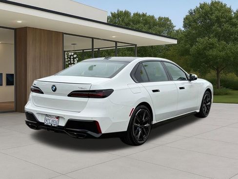 Used 2025 BMW 760i xDrive w/ Premium Package image 8