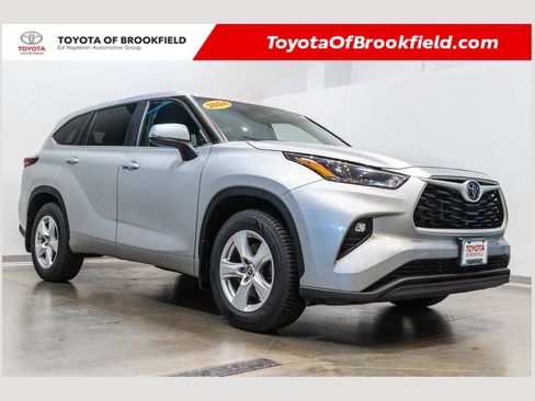 Used 2024 Toyota Highlander LE AWD/4WD image 1