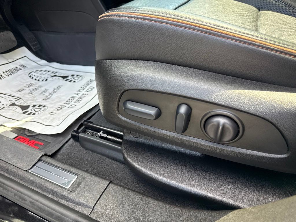 Used 2023 GMC Acadia AT4 w/ Technology Package AWD/4WD image 29