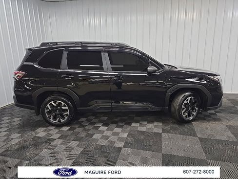 Used 2025 Subaru Forester Premium image 2