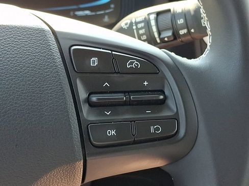 Certified 2025 Hyundai Venue Limited FWD image 22