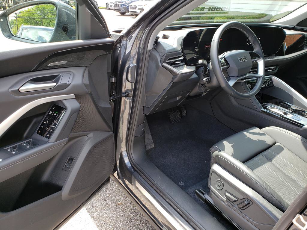 Used 2025 Audi Q5 Premium Plus w/ Premium Plus AWD/4WD image 8