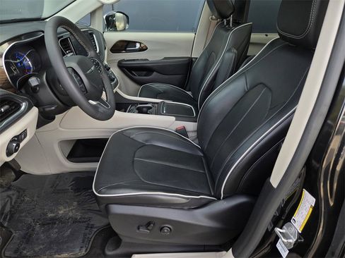 Used 2022 Chrysler Pacifica Limited w/ Uconnect Theater Family Group image 20