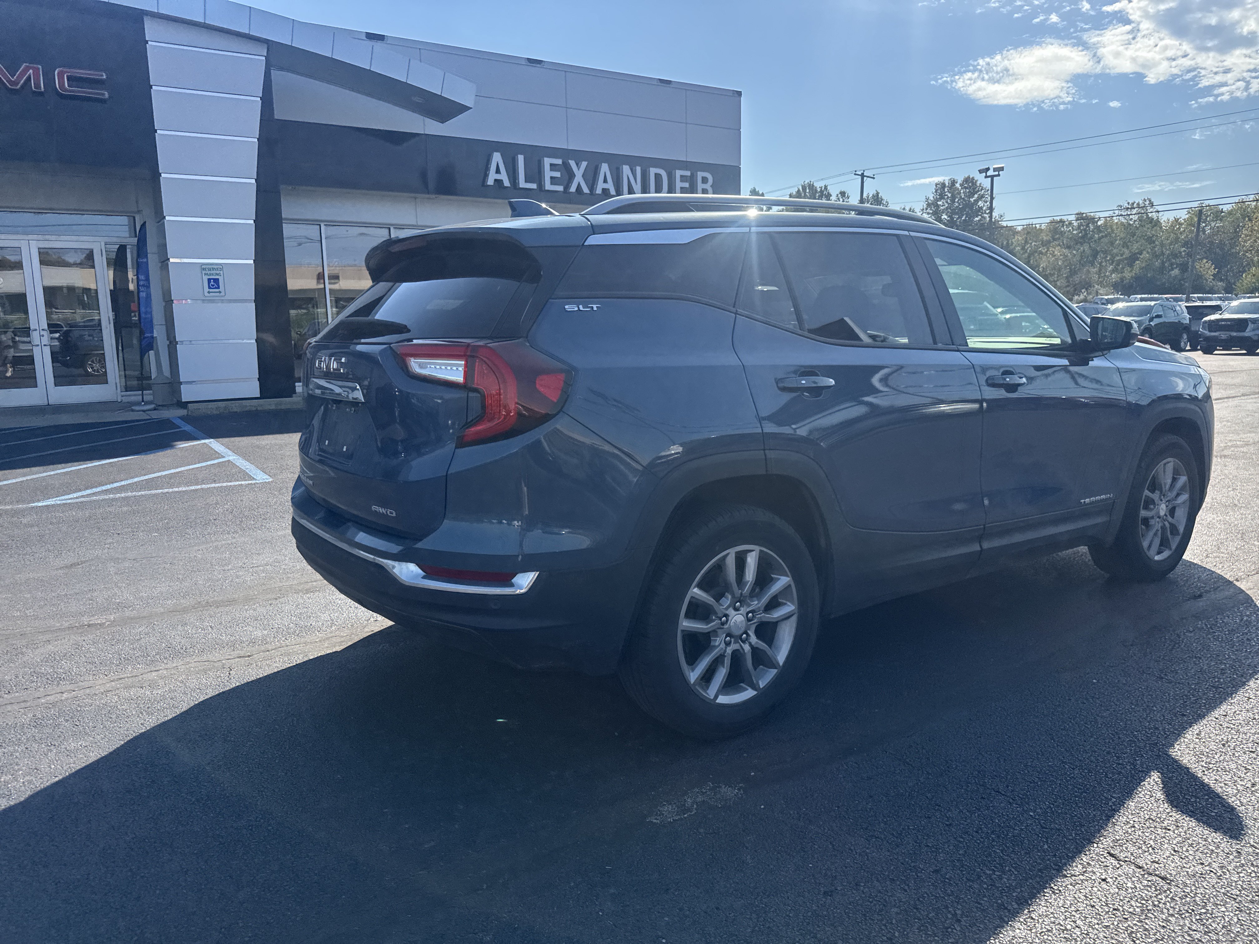 Used 2024 GMC Terrain SLT AWD/4WD image 3