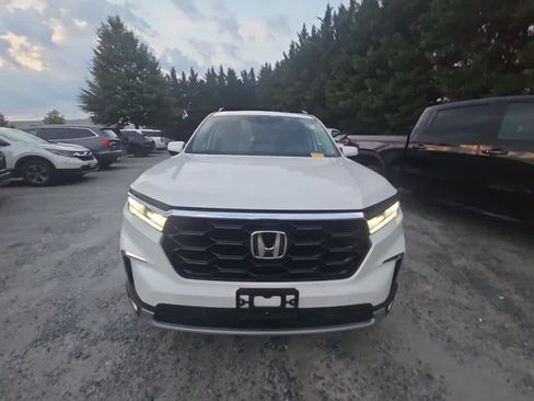 Used 2023 Honda Pilot Touring image 4