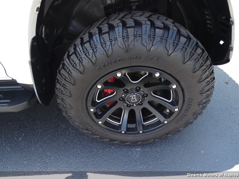 Used 2020 Toyota 4Runner SR5 AWD/4WD image 17