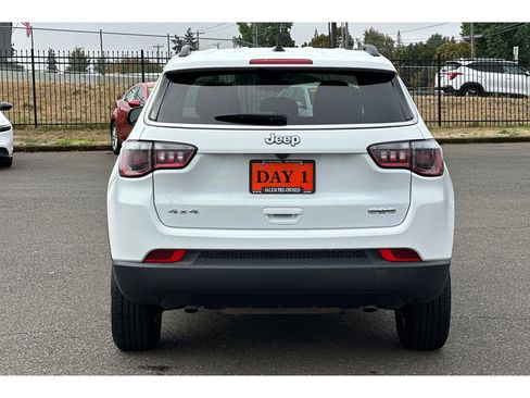 Used 2024 Jeep Compass Latitude image 6