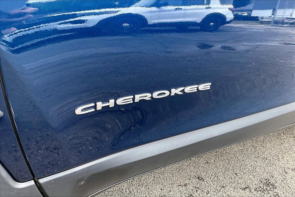 Used 2018 Jeep Cherokee Latitude Plus w/ Cold Weather Group AWD/4WD image 33