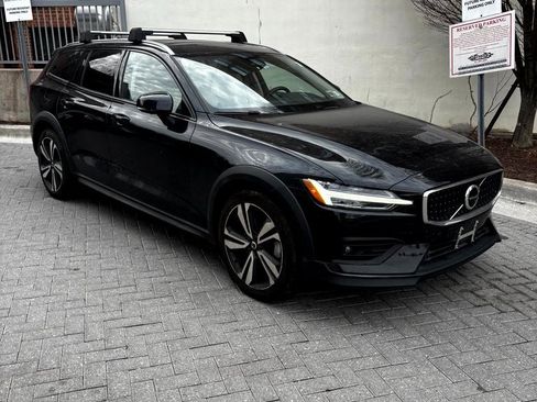 Certified 2023 Volvo V60 B5 Cross Country Plus w/ Climate Package image 7