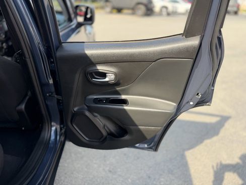 Used 2022 Jeep Renegade Latitude AWD/4WD image 30
