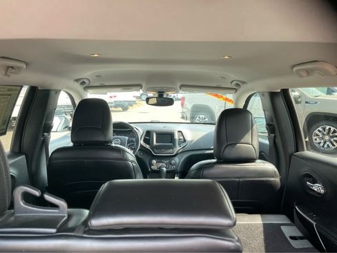 Used 2019 Jeep Cherokee Latitude Plus w/ Comfort/Convenience Group FWD image 26